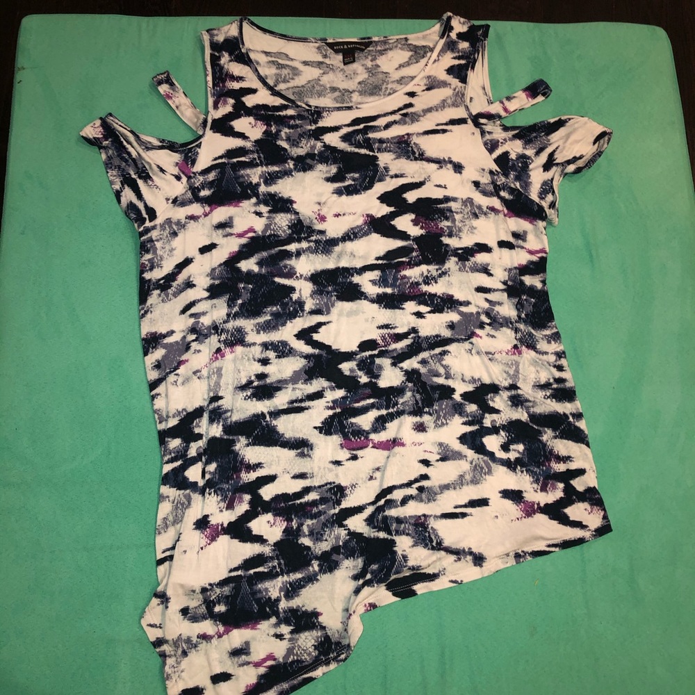 3 for $20 💜 NWOT Cold Shoulder Asymmetric Shirt